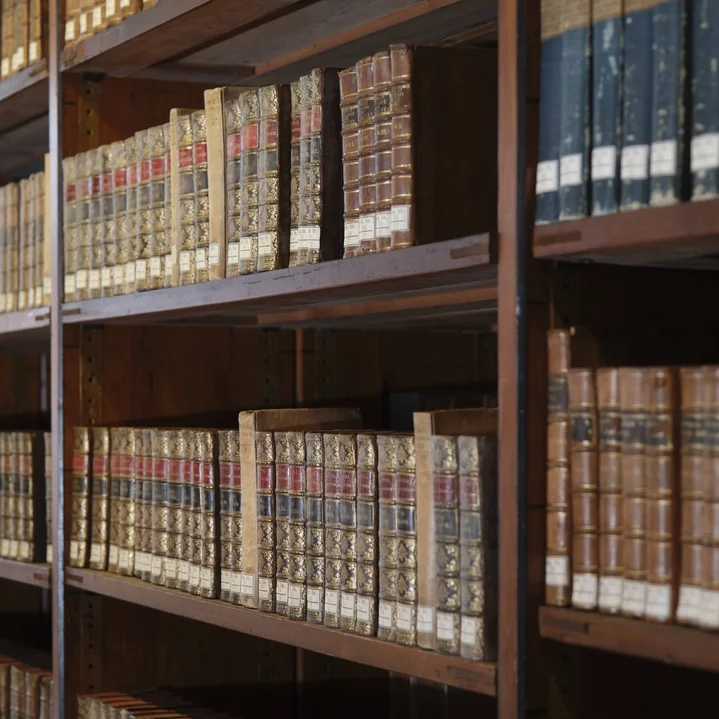 Historische Bücher in Bücherregalen im Heyne-Saal der SUB Göttingen
