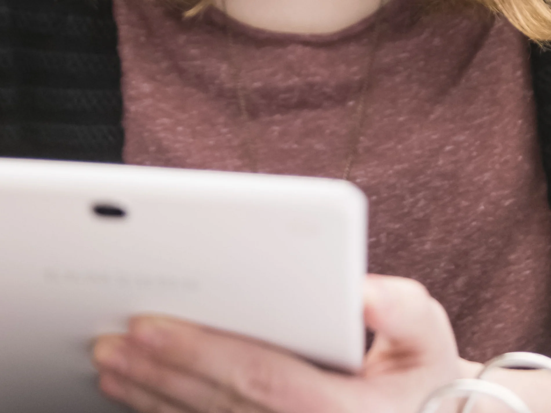 Eine junge Frau arbeitet am Tablet