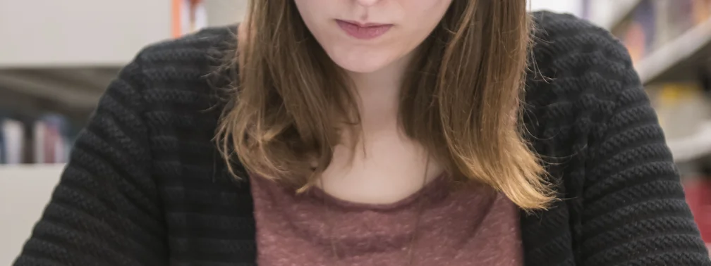 Eine junge Frau arbeitet am Tablet