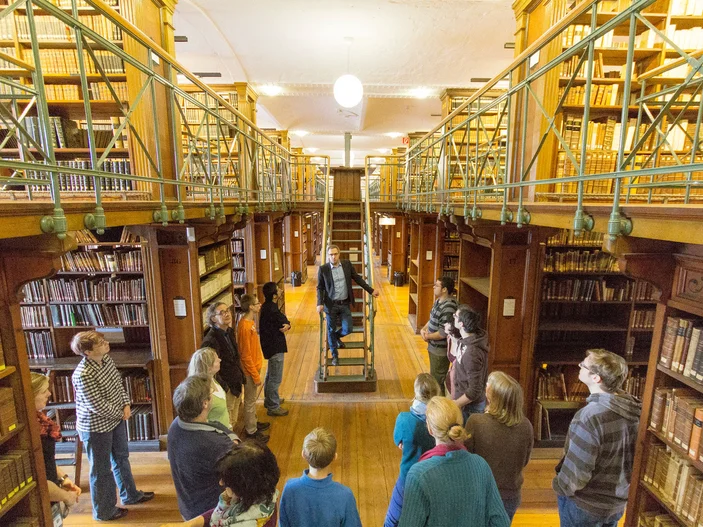 Gruppe von Menschen bei einer Führung im Historischen Bibliothekssaal