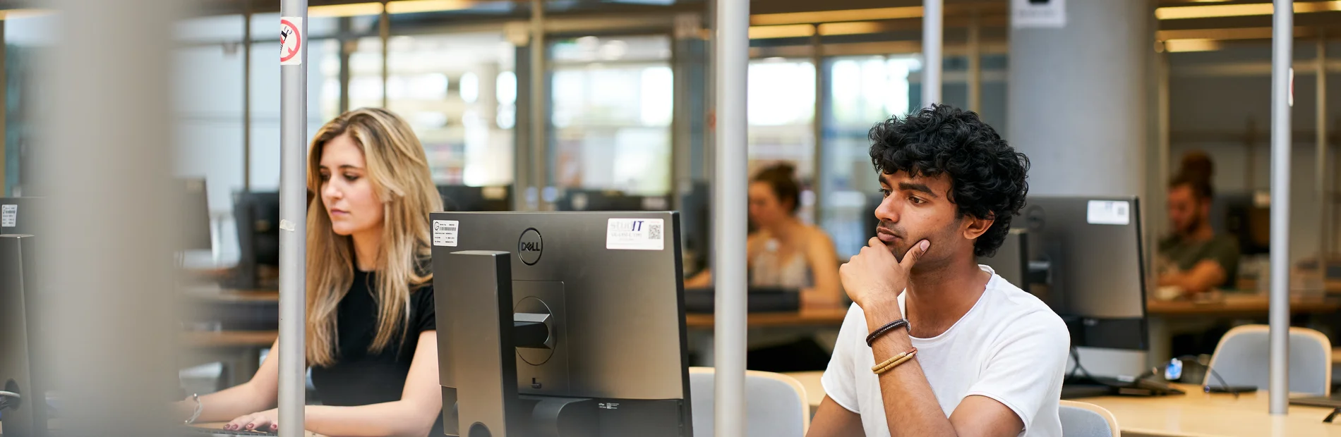 Studierende am PC