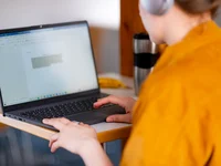 Blick auf den Laptopbildschirm einer Person
