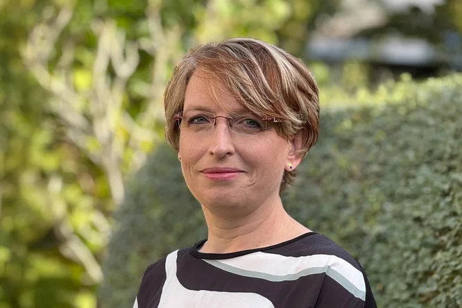 Ellen Reihl, privat. Hintergrund mithilfe generativer KI für das Querformat erweitert.