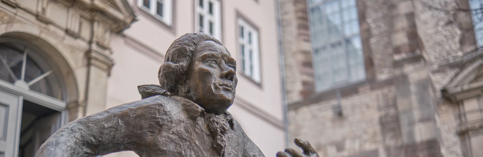 Skulptur von Georg Christoph Lichtenberg vor dem Historischen Gebäude der SUB Göttingen