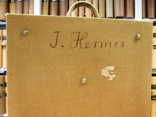 A picture of the suitcase by Johann Gustav Hermes