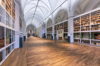 Innenansicht der Paulinerkirche mit Bücherregalen