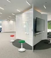 Drehsaeule und zwei bunte Hocker im Digital Creative Space