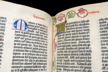 Obere Seite einer aufgeschlagenen Gutenberg-Bibel, jede Seite verziert mit einer Initiale