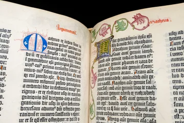 Obere Seite einer aufgeschlagenen Gutenberg-Bibel, jede Seite verziert mit einer Initiale