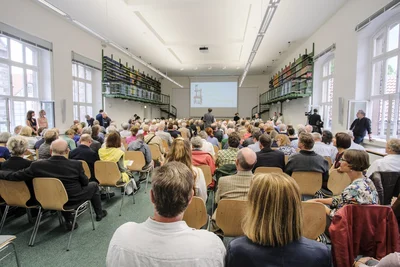 Innenansicht des Hessel-Saals mit vielen Besucher*innen