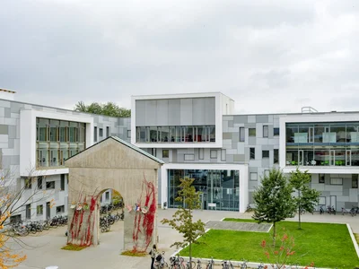 Blick auf das Lern- und Studiengebäude