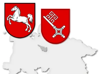 Hellgrauer Umriss des Bundeslandes Niedersachsen mit den Landeswappen Niedersachsens (weißes Ross auf rotem Grund) und Bremens (weißer Schlüssel auf rotem Grund)